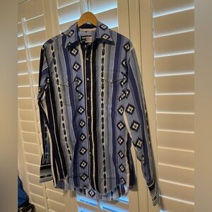 MEN'S WRANGLER® LOGO LONG SLEEVE WESTERN SNAP SHIRT